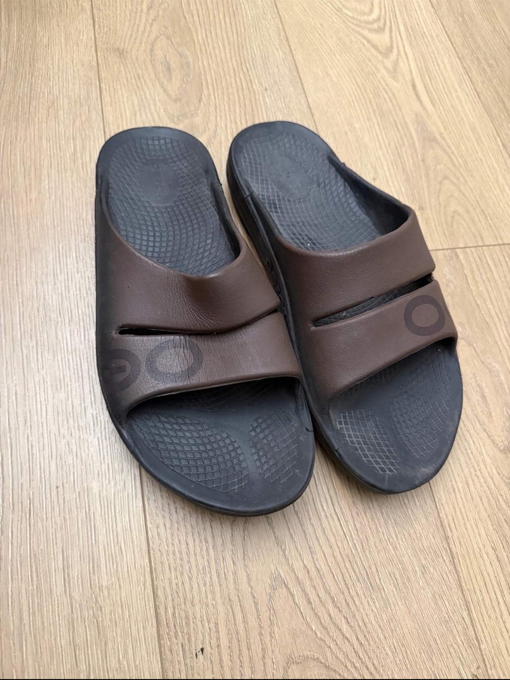OOFOS OOahh recovery slides men size 11 women’s size 13